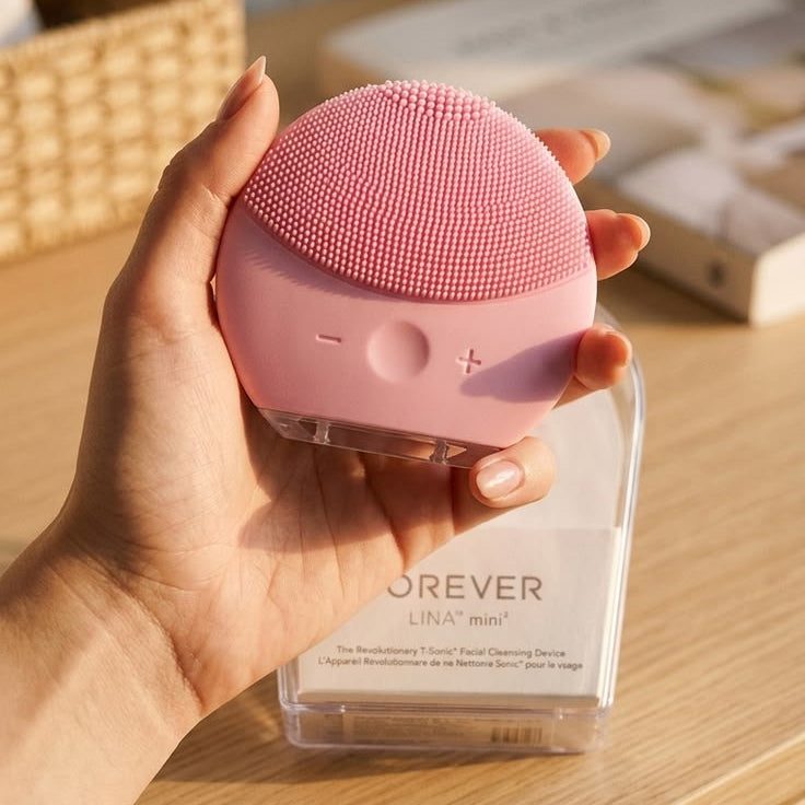 mão segurando esponja facial ultrassônica