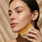 Mulher demonstrando escova facial de drenagem linfática